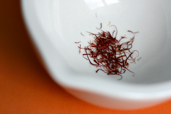 Saffron in mortar 1-583x388