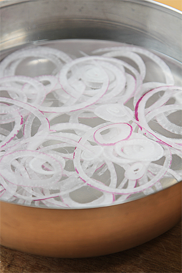 IMG_9557 Red onion in vinegar-water bath Red onion in vinegar-water bath
