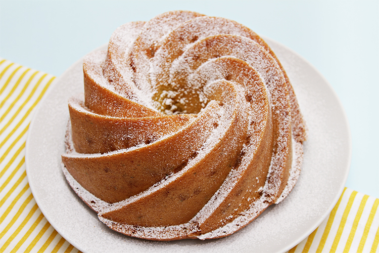 https://foodandstyle.com/wp-content/uploads/2014/04/IMG_2826-Olive-oil-thyme-Bundt-cake-with-candied-Meyer-lemon-peels-and-citrus-compote-750.jpg